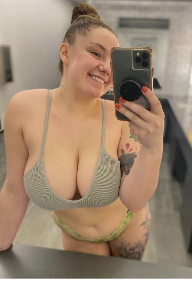 Available for hookup ❤️🥰😍 - Image 2